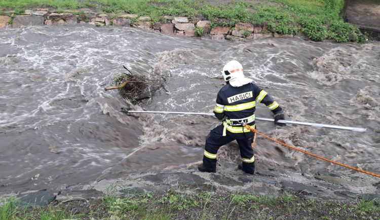 FOTO: Víkendové bouřky způsobily 83 událostí, u kterých zasahovali hasiči