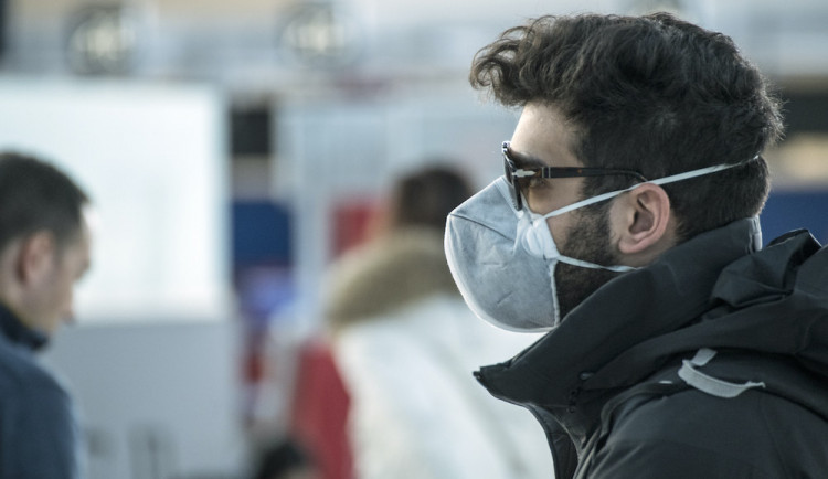 Konec roušek. Od 1. července skončí povinnost nosit je v MHD i veřejných budovách