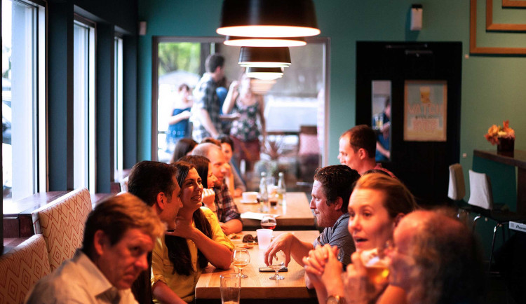 Hospody a restaurace mohou od 1. července zůstat otevřeny i po 23:00