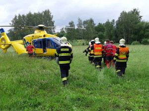 Čelní srážka dodávky s autem. Čtyři zranění, řidičku transportoval do nemocnice vrtulník