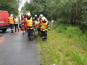 Čelní srážka dodávky s autem. Čtyři zranění, řidičku transportoval do nemocnice vrtulník