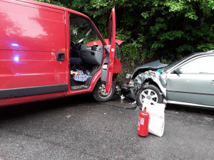 Čelní srážka dodávky s autem. Čtyři zranění, řidičku transportoval do nemocnice vrtulník