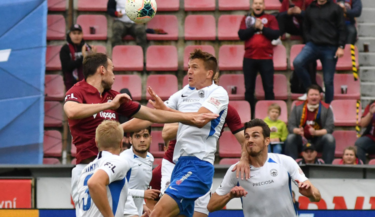 Měli jsme kopat penaltu, řekl po utkání na Spartě stoper Slovanu Ondřej Karafiát