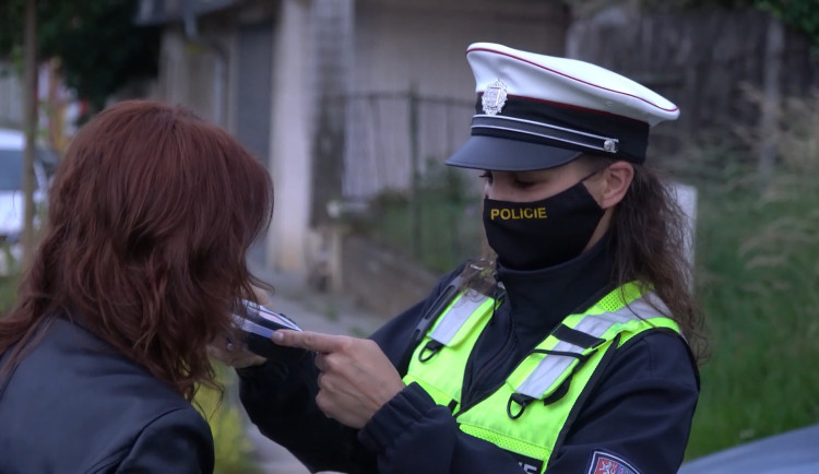 VIDEO: Olomoučtí policisté se v noci na sobotu zaměřili na alkohol u řidičů. Zkontrolovali jich tři stovky