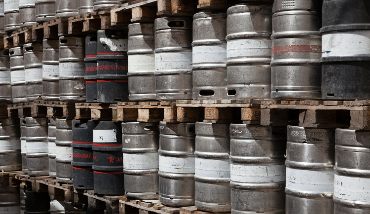 Neznámý pachatel se v Olomouci vloupal do skladu piva. Kradl sudy i prázdné přepravky