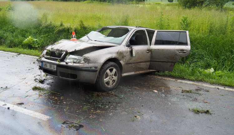 Řidič Octavie nezvládl v zatáčce rychlost, dostal smyk a přes střechu letěl do příkopu