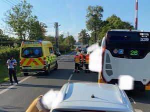 V Krásné Studánce se srazila motorka s autobusem. Motorkář skončil v péči záchranářů