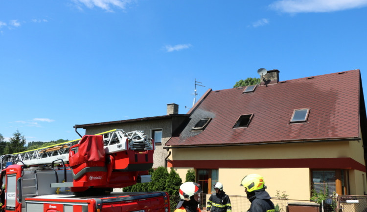Ve Velkých Svatoňovicích hořel rodinný dům, letos šlo už o stý požár v okrese Trutnov