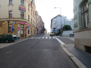 Jeden den, jedna křižovatka, dvě nehody, dva zranění. Bouralo se v Jablonci