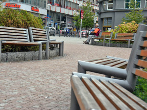 Kritizovaných laviček na Soukenném náměstí bude méně. Město nechá polovinu odstranit