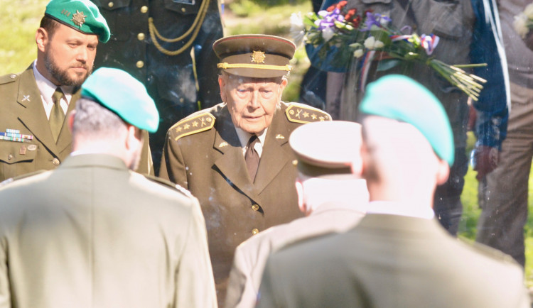Uctít památku obětí a vzpomenout neopomněl byl sedmadevadesátiletý válečný veterán, plk. Josef Haisler