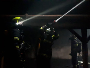 V pivovaru Konrad ve Vratislavicích hoří. Při zásahu se zranili dva hasiči