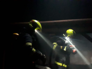 V pivovaru Konrad ve Vratislavicích hořelo. Při zásahu se zranili dva hasiči, jeden propadl střechou