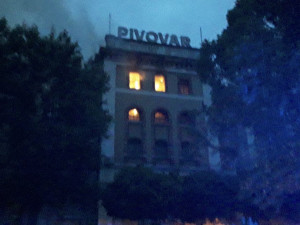 V pivovaru Konrad ve Vratislavicích hořelo. Při zásahu se zranili dva hasiči, jeden propadl střechou