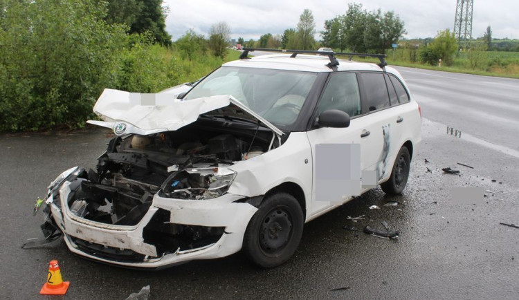 Dvě osobní auta se střetla na sjezdu z dálnice u Nemilan. Posádka Fabie utpěla zranění
