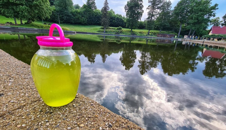 V Hejnicích musí vypustit koupaliště. Znečistil ho dětský sliz, voda je zelená