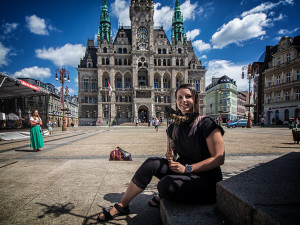 Nikola Nemergutová z Hrádku vytvořila škrabošky, které zazářily v pohádce Hodinářův učeň
