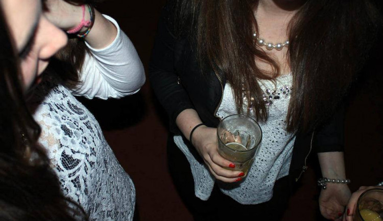 Policisté o víkendu sbírali opilé děti. Zřídily se na fotbalové závěrečné i ochutnávce gulášů