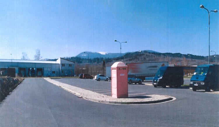 Krádež růžové mobilní toalety z parkoviště pomohla rozluštit žena, která se zde učila parkovat