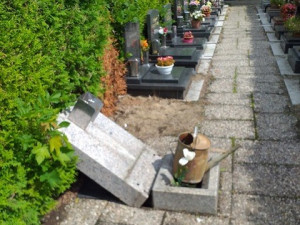 Na hřbitově u krematoria řádili vandalové, poničili pětadvacet hrobových míst