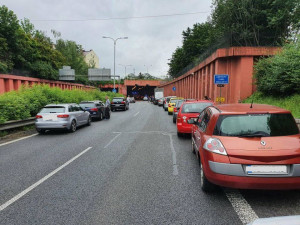 Průtah na Prahu zablokovala nehoda tří aut v tunelu. Dva lidé se zranili