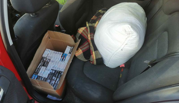 Fabia byla plná cigaret a tabáku.