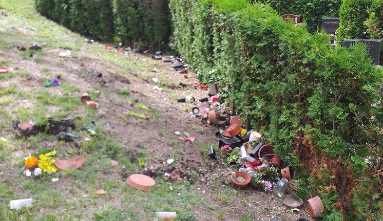 Řádení vandalů na hřbitově