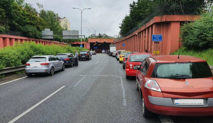 Průtah na Prahu zablokovala nehoda tří aut v tunelu. Dva lidé se zranili