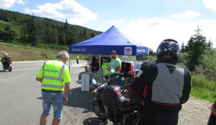 Policisté v sobotu kontrolovali motorkáře na Červenohorském sedle