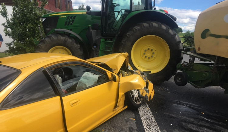 FOTO: V Zákupech se srazil osobák s traktorem, nehoda se obešla bez zranění