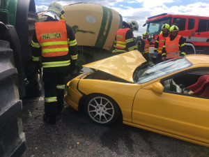 V Zákupech se srazil osobák s traktorem, nehoda se obešla bez zranění