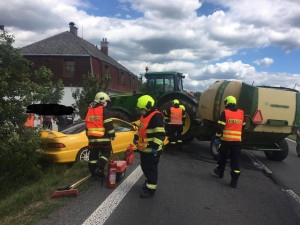 V Zákupech se srazil osobák s traktorem, nehoda se obešla bez zranění