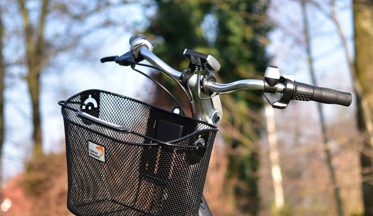 Muž ukradl za jízdy seniorce kabelku z košíku na řídítkách. Před pohotovým svědkem ale neujel