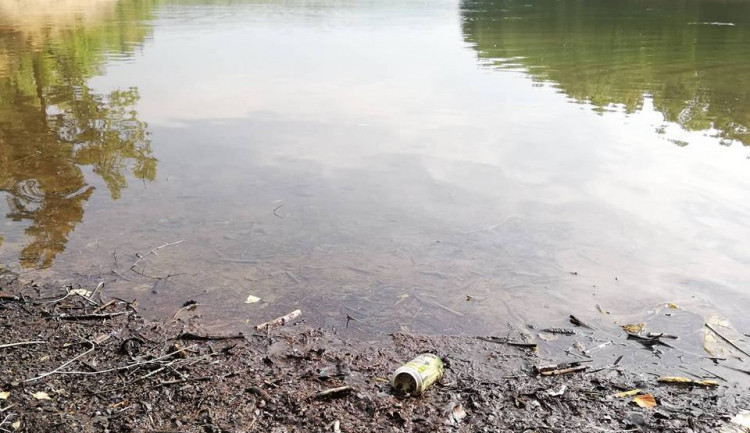 Na jablonecké přehradě se objevila skvrna. Zjišťuje se, o jakou látku se jedná