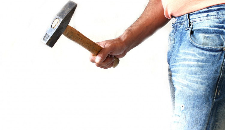 Dva opilci debatovali před obecním úřadem. Třetí si myslel, že ho chtějí vykrást, tak na ně šel s kladivem