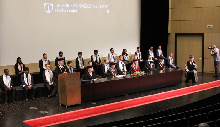 Promoce za časů koronaviru. Absolventi fakulty strojní (5)