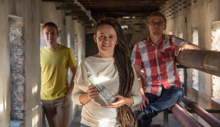 Dostali výpověď z dílny Zauhlovačky, nyní budují novou. O pomoc prosí crowdfundingem