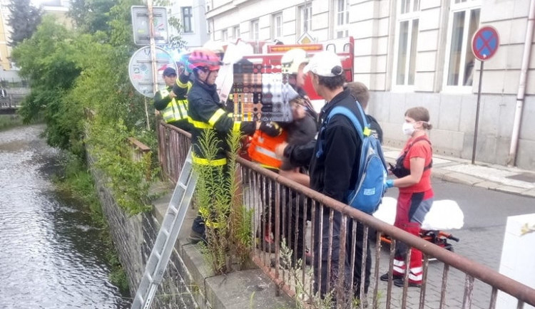 Chlapec uvízl v korytě Nisy v centru Liberce. Lezl si tam pro botu
