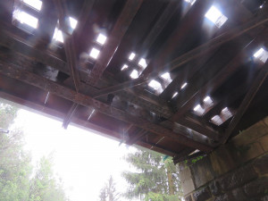 Náklaďák se nevešel pod železniční most. Škoda přesahuje 400 tisíc korun