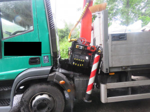 Náklaďák se nevešel pod železniční most. Škoda přesahuje 400 tisíc korun