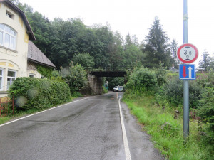 Náklaďák se nevešel pod železniční most. Škoda přesahuje 400 tisíc korun