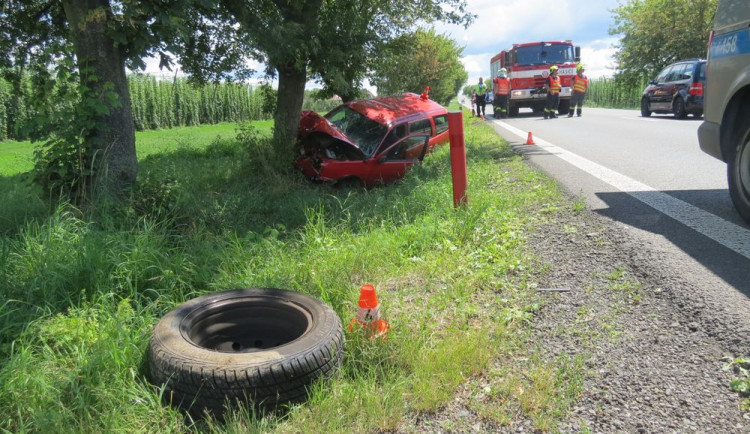 Řidiči za jízdy uletělo kolo. Bezpečně zastavit nedokázal a narazil do stromu