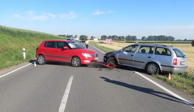 Řidičku Fabie při předjíždění kamionu oslnilo slunce. Čelně narazila do protijedoucí Octavie