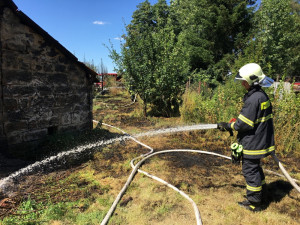 Včera odpoledne zasahovali hasiči u požáru trávy ve Všeni