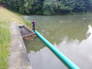 Skvrnu na jablonecké přehradě tvoří sinice a měňavky. Koupat se i nadále můžete