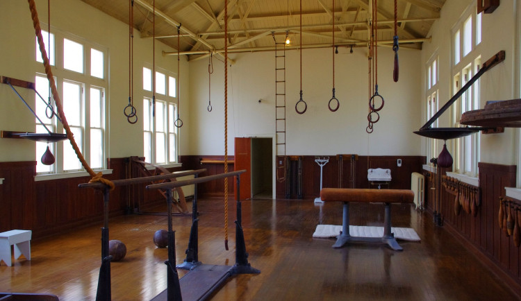 Zloděj využil prázdninového provozu a z tělocvičny ukradl švédskou bednu a karimatky