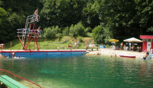 Tanvaldské koupaliště je naplněno čistou vodou a je možné se v něm koupat