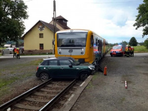 V obci Hrubá Skála se střetl osobák s vlakem, řidič automobilu skončil s lehkým zraněním