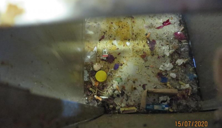 FOTO: Kebab v Jablonci zavřela inspekce kvůli nečistotám a špatné hygieně