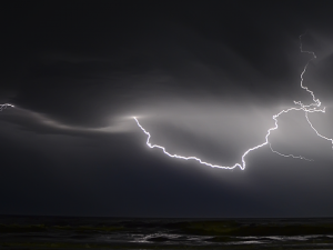 Meteorologové varují před zítřejšími silnými bouřkami. Výstraha platí pro celý kraj